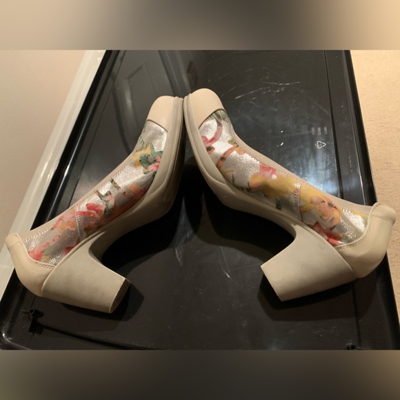 Wanda Panda Leather Floral Pumps Rubber Sole & Heel Ice (Off white/floral) Sz 39 - Picture 5 of 8